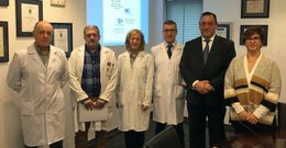 El gerente del CHUS (tercero por la derecha) asisti� a la presentaci�n de las nuevas medidas de atenci�n.
