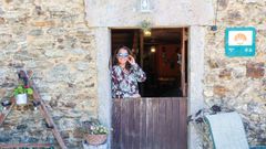 Mar�a Lij�, a la puerta de su casa, A Pasada, que gestiona desde hace m�s de dos d�cadas