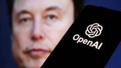 El logo de OpenAI frente a una fotograf�a de Elon Musk