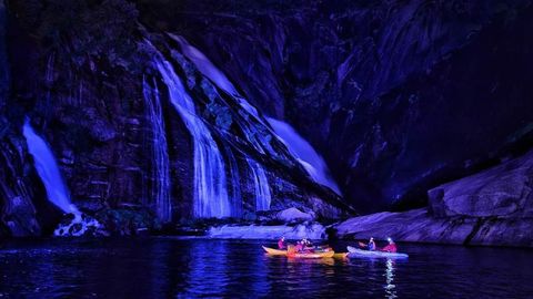 4. TRAVESAS EN KAYAK EN LA CASCADA DE ZARO, DUMBRA.Los amantes del kayak tienen na cita ineludible en la cascada de O zaro. Los tres prximos sbados, hasta el 8 de septiembre, se podr contemplar, de noche e iluminada, la nica cascada de Europa que desemboca en el ocano. Un espectculo de sensaciones. Las reservas se realizan a travs de la pgina web de Atlantis Adventure, empresa organizadora. Cada plaza cuesta 25 euros. Durante la experiencia, se realizar un reportaje para mantener el recuerdo.