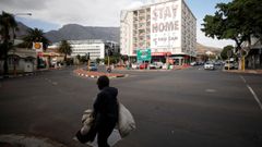 Un hombre camina por una calle sudafricana vac�a  