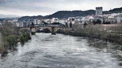 El r�o Mi�o contin�a en alerta naranja en Ourense