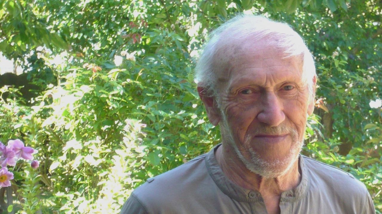 Espasante recuerda a Bernard Le Gonidec, uno de los primeros turistas extranjeros que recalaron en este puerto de Ortegal