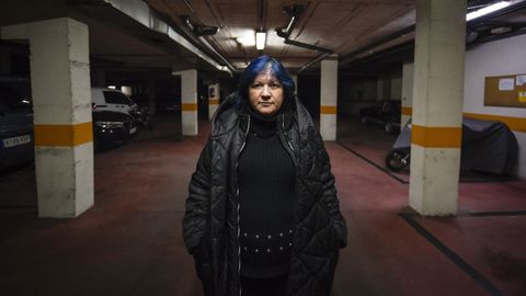 �ngeles Gonz�lez, en el interior del garaje. Este invierno tuvieron que sacar los coches tras desbordarse el r�o Umia, pero el agua no lleg� a entrar