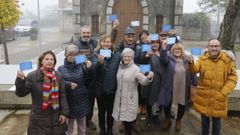 Vecinos y miembros de la asociaci�n Porta da Cadea, con las participaciones