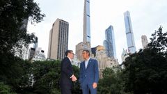 Pedro S�nchez, posando junto al primer ministro brit�nico, Andy Burnham, en Central Park (Nueva York).