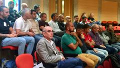 El exdiputado del BNG Francisco Jorquera, candidato a la alcald�a de A Coru�a, con los trabajadores de Alcoa en el Parlamento