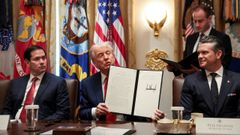 Donald Trump con una orden ejecutiva en la reunin de su gabinete.