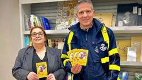 Imagen de los trabajadores de Correos con la gu&iacute;a &uacute;til para los peregrinos