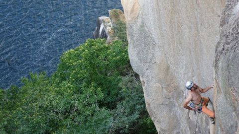 Alfonso B�ck en plena escalada en la orilla ourensana del ca��n del Sil