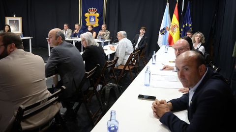 PLENO MOCION DE CENSURA EN EL CONCELLO DE RIBEIRA, DONDE LUIS PEREZ BARRAL ALCALDE DEL BNG CEDE EL BASTON DE MANDO A LA NUEVA ALCALDESA MARIA JOSE SAMPEDRO CANDIDATA DEL PP, PRIMERA MUJER EN ESTE PUESTO.