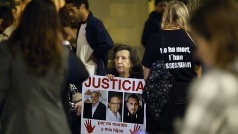 Varias personas se concentran junto al Palacio de la Generalitat para pedir justicia por la gestin de la dan, este domingo en Valencia