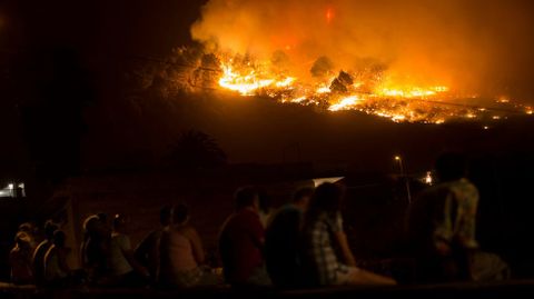 El incendio declarado en la isla de La Palma afecta a entre 1.500 y 2.000 hect�reas de superficie. Unos 200 efectivos y ocho medios a�reos de distintas administraciones trabajan en la extinci�n del fuego. 
