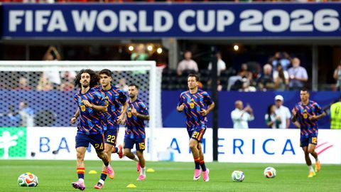 Marc Cucurella, durante el calentamiento previo al partido entre Espa�a y Arabia Saud�.
