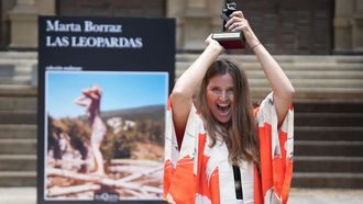 Marta Borraz, festejando euf�rica su triunfo en el premio Tusquets en los jardines de la Fundaci�n Julio Mu�oz Ramonet, en Barcelona; detr�s, la portada del futuro libro, con la foto de su t�a Paloma ilustr�ndola. 