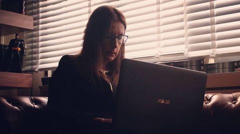 Dolores Redondo en su despacho en casa, con Batman a su espalda