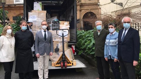 El director de Fundaci�n Alimerka junto con miembros de la Cocina Econ�mica de Oviedo