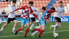 Pol Bassa, con el Burgos Promesas, presionando al jugador del Polvor�n que conduce el bal�n