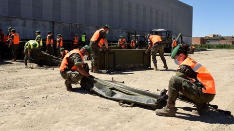 Militares realizando tareas de apoyo y control a los temporeros confinados en Huesca