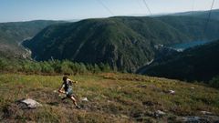 Un corredor del Trail Ribeira Sacra, con el can del Sil al fondo.