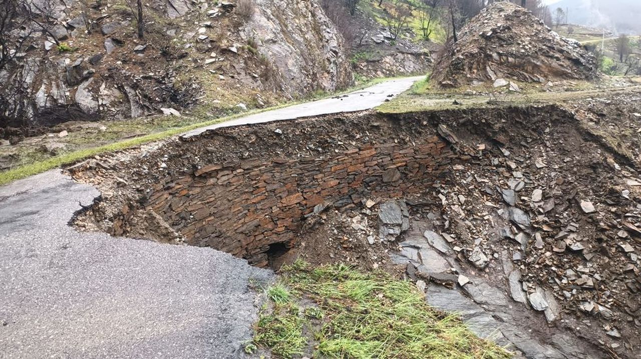 Un derrumbe corta una carretera y deja aisladas cuatro aldeas de Quiroga