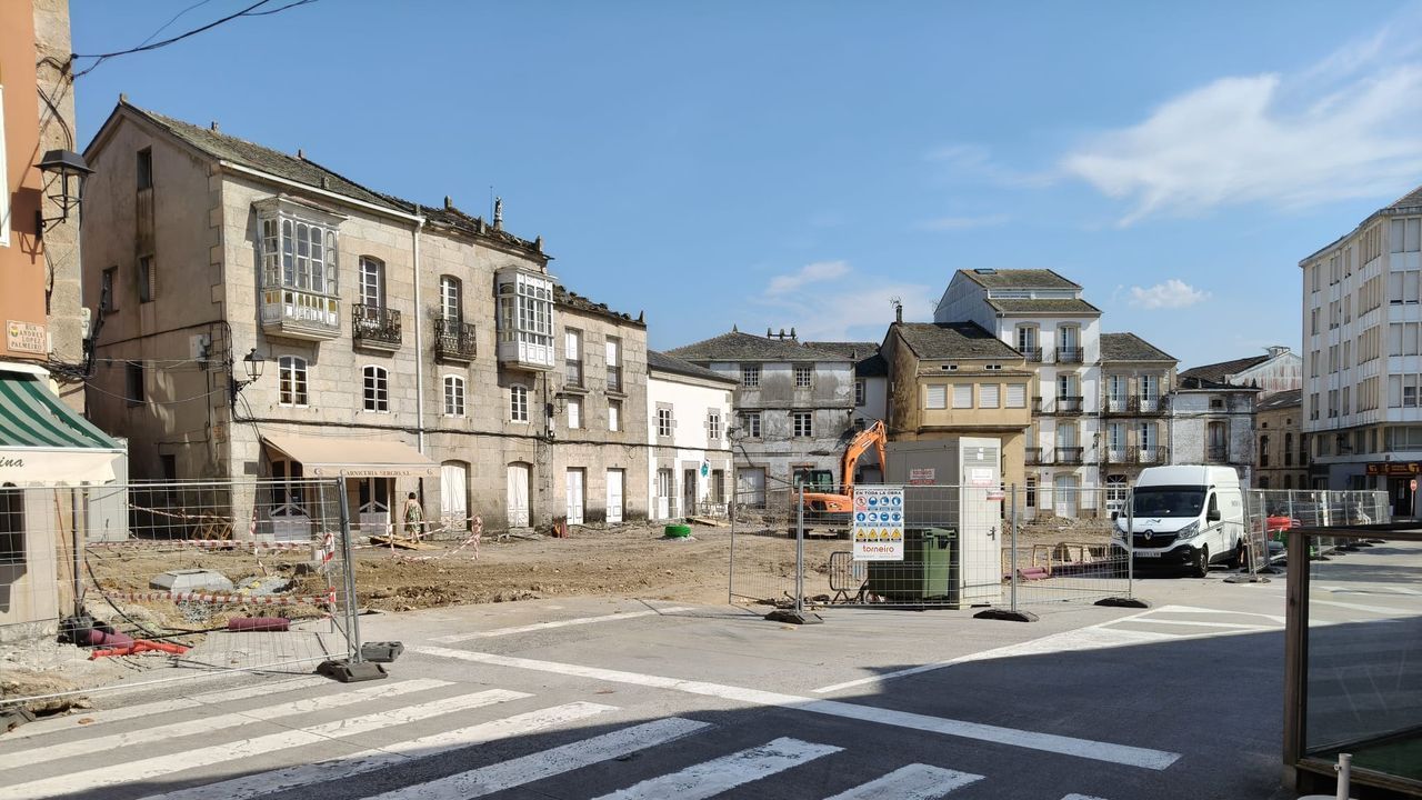 Quejas por las dificultades para acceder a dos negocios a causa de la reforma de la plaza de O Valadouro