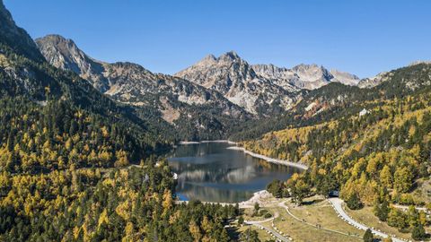 Fotograf�a tomada del lago Sant Maurici, en el Pirineo catal�n, durante el pasado oto�o