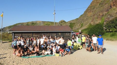 Voluntarios, tras una limpieza de playa