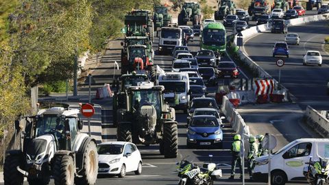 Imagen de una de las columnas de tractores que se dirige a la capital