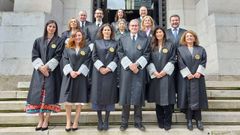 En primera fila y de izquierda a derecha, las cuatro juezas nombradas magistradas junto al presidente del TSXG y la presidenta de la Sala de lo Contencioso-administrativo del TSXG (a la derecha)