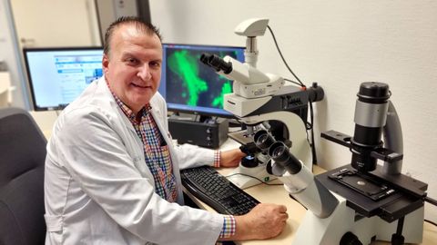 Carlos L�pez Ram�n y Cajal, ante un microscopio