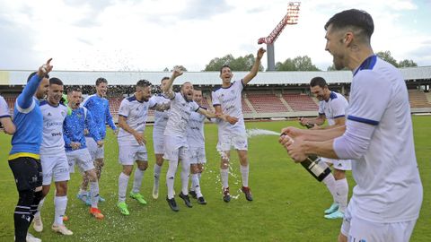 Los jugadores del Boiro celebraron en el Vero Boquete de San Lázaro la clasificación para la preliminar de la Copa del Rey