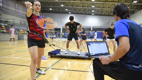 Rafael V�zquez, entrenador de b�dminton, anota en el ordenador cada movimiento de los jugadores