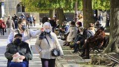 El sol de este tard�o veranillo de San Mart�n anima a ocupar la calle. Y a falta de terrazas...