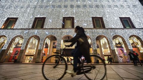 En Italia, los ni�os no volver�n ya al colegio hasta despu�s de las vacaciones navide�as. En la imagen, tiendas iluminadas en Mil�n