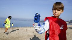 Las playas se libran de miles de colillas gracias a los alumnos de A Lomba e instituto Asorey