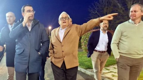 El presidente del Principado de Asturias, Adri�n Barb�n, sigue las explicaciones de Luis Tu��n, el socio m�s antiguo del centro regional.