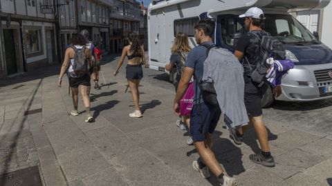 Un grupo de peregrinos entrando en Santiago por la r&uacute;a de San Pedro.