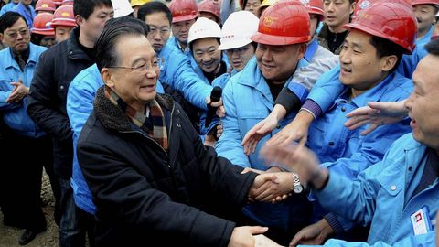 Wen Jiabao saluda a un grupo de trabajadores en la regin de Sichuan, afectada por el terremoto de 2009.