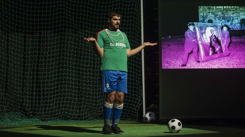 Un momento de la pieza teatral Brazaletes, con Javier Castieira en el escenario 