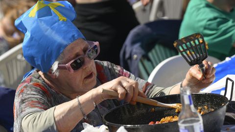 La Comida en la Calle de Avil�s re�ne este lunes a m�s de 15.200 personas que comparten mesa en los cinco kil�metros de tableros instalados en 25 calles y plazas de la ciudad