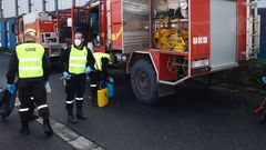 Los militares, empezando a desinfectar el geritrico de Covas, en Viveiro, este martes a medioda