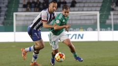 �lvaro Ram�n, que anot� un se�or gol, en una pugna con Santamar�a al que intent� cerrar en el 0-1. 