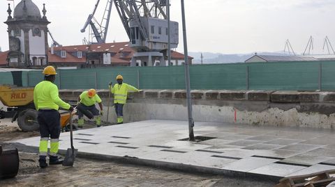 Las obras avanzan paralelas a la muralla y en los �ltimos d�as ha comenzado a extenderse el nuevo pavimento de losas de granito que compondr� la futura acera y que ya�se puede ver a la altura de San Xiao.