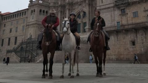 Manuel, Ftima y Mariano llegaron juntos al Obradoiro y se convirtieron en los primeros equiperegrinos acreditados con la nueva certificacin emitida por la Asociacin de Amigos de los Caminos de Santiago a Caballo. Los jinetes y amazona destacaron las dificultades encontradas en algunos tramos, con pasarelas de madera y una de acero, as como en varios tramos peligrosos o mal habilitados.