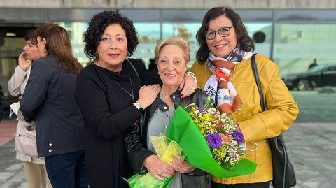 Sánchez Gallego con dos antiguas compañeras de trabajo, durante el acto de conmemoración del Día del Celador en el CHUO