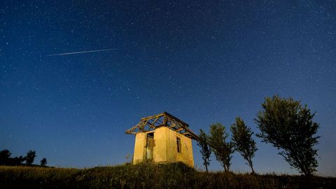 Una estrella fugaz surca el cielo sobre Somoskoujfalu, Hungr�a
