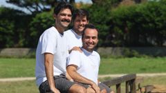 De izquierda a derecha, Alejandro Cobelo, Jorge Cobelo y Fernando Amador, en As Cabazas (Covas) donde se inicia el viernes el Nachi�os Fest
