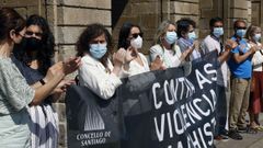 Representantes de todos los grupos del Ayuntamiento de Santiago en la concentraci�n celebrada este viernes contra la violencia machista
