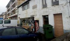 En la tienda-bar del bajo de este inmueble se produjo la agresi�n.